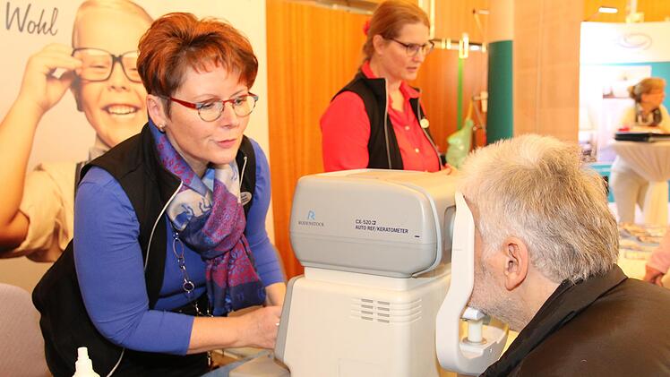 Christine Fischer beim Sehtest.