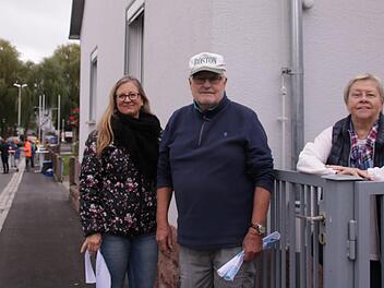 Die Anwohner Anja Stärker-Kaiser, (von links), Günter Rüth und Hannelore Kiesel sind froh, dass der Krautgarten saniert ist. Foto: Benedikt Borst
