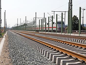 Die Strecke zwischen Nürnberg und Ebensfeld wird von zwei auf vier Gleise erweitert.