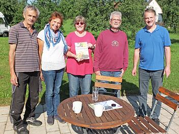 Mit Dank verabschiedet (v.&nbsp;l.): Ludwig und Rositta Erlwein, Michaela Engelhardt, Helmut Foerster und Andreas R&ouml;sch, Zweiter Vorsitzender des Ernteerlebnisses