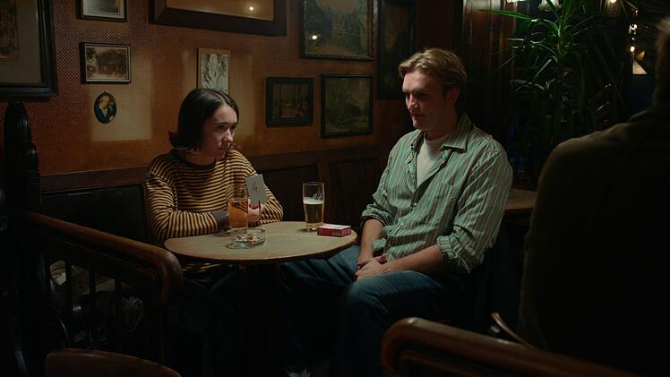 Malou (Zoe Stein) spricht seit ihrer Kindheit nicht. Wie wird das Date mit Bela (Ludger Bökelmann) verlaufen?