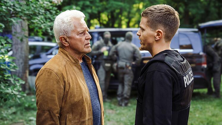 Am Ende war es Kalli Hammermann (Ferdinand Hofer, rechts), der Ivo Batic (Miroslav Nemec) und seinem Kollegen das Leben rettete.