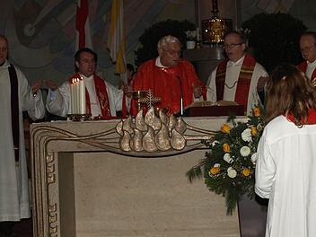 Zu seinem Diamantenen Priesterjubiläum feierte Pfarrer Karl Memmel einen Festgottesdienst mit (von links) Pfarrvikar Marian Bak (Fladungen) und Pfarrer Jürgen Schwarz (früher Euerdorf), Dekan Thomas Kessler (Bad Kissingen) und Pfarrer Balthasar Amberg. Fotos: Stefan Geiger