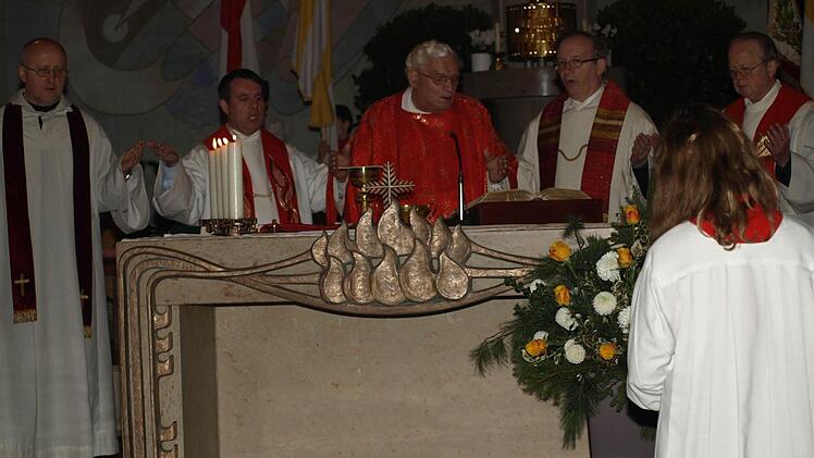 Zu seinem Diamantenen Priesterjubiläum feierte Pfarrer Karl Memmel einen Festgottesdienst mit (von links) Pfarrvikar Marian Bak (Fladungen) und Pfarrer Jürgen Schwarz (früher Euerdorf), Dekan Thomas Kessler (Bad Kissingen) und Pfarrer Balthasar Amberg. Fotos: Stefan Geiger