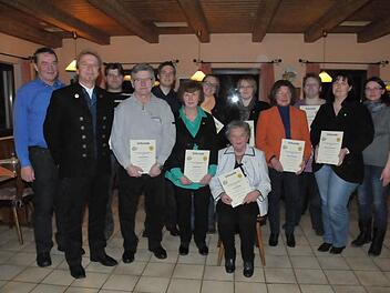 Bernd Wirth (2. v. l.) ehrte langjährige Mitglieder. Foto: RK