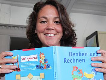 Stefanie Mayr-Leidnecker konzipiert Mathebücher für Grundschulklassen - und denkt auch an Adam Riese.  Foto: Sebastian Martin