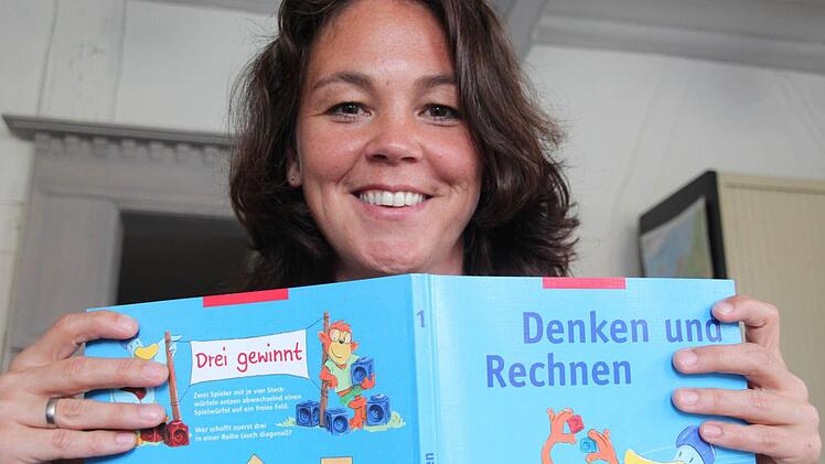 Stefanie Mayr-Leidnecker konzipiert Mathebücher für Grundschulklassen - und denkt auch an Adam Riese.  Foto: Sebastian Martin