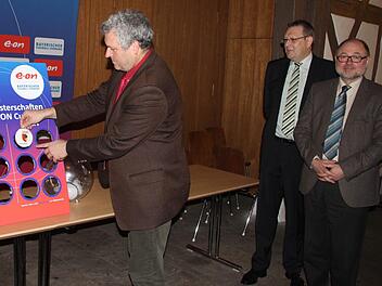 Den FC Augsburg im Griff: Der Vereinsbeauftragte im Stadtrat, Jürgen Hennemann, nahm zusammen mit Bürgermeister Robert Herrmann (rechts) die Auslosung vor, beobachtet von Peter Bursy vom BFV-Verbandsjugendausschuss (mitte). Fotos: Ralf Kestel
