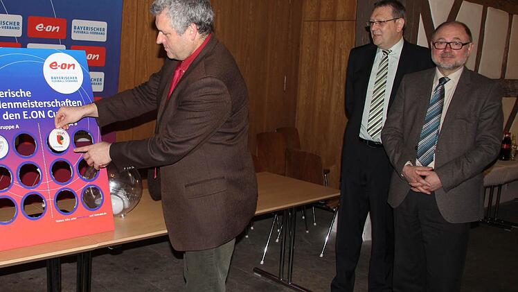 Den FC Augsburg im Griff: Der Vereinsbeauftragte im Stadtrat, Jürgen Hennemann, nahm zusammen mit Bürgermeister Robert Herrmann (rechts) die Auslosung vor, beobachtet von Peter Bursy vom BFV-Verbandsjugendausschuss (mitte). Fotos: Ralf Kestel