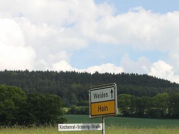 Die Hainer Feuerwehr hat die Kirchweih wegen der auf dem Reinberg (im Hintergrund) geplanten Windräder abgesagt.  Foto: Friedwald Schedel