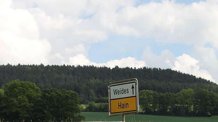 Die Hainer Feuerwehr hat die Kirchweih wegen der auf dem Reinberg (im Hintergrund) geplanten Windräder abgesagt.  Foto: Friedwald Schedel