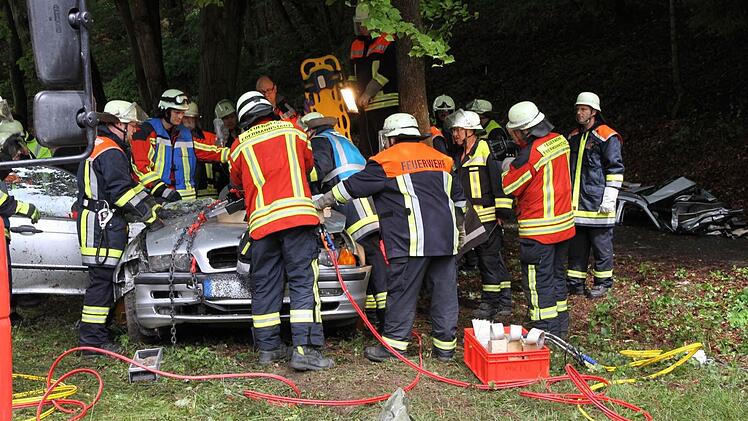An einem Baum endete die Fahrt von Ebermannstadt in Richtung Drügendorf für eine Autofahrerin aus dem Landkreis Forchheim. Foto: Mathias Erlwein