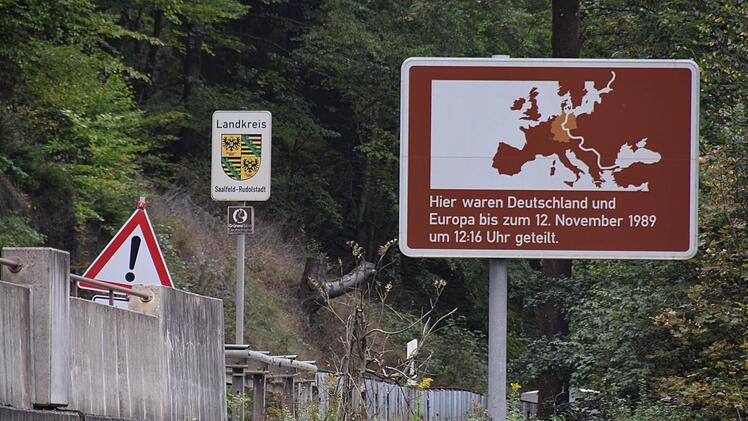 In Erinnerung an die Öffnung der Grenze wurde dieses Schild an der Bundesstraße 85 am Falkenstein aufgestellt.  Foto: Ronald Rinklef