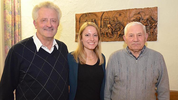 Vorsitzender Adolf Keller (v.l.) ernannte Melanie Unsleber und Elmar Sixt zu Ehrenmitgliedern des Weinbauvereins. Fotos: hla