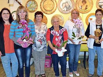 Bettina Wachter, Nicole Grünbeck, Damenkönigin Heidemarie Kothe, Waltraud Baderschneider, Doris Poperl und Elisabeth Dressel, Gewinnerin des "Marianne-Plack-Pokals" Foto: Thomas Micheel