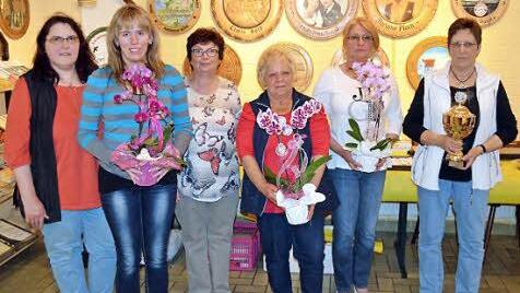 Bettina Wachter, Nicole Grünbeck, Damenkönigin Heidemarie Kothe, Waltraud Baderschneider, Doris Poperl und Elisabeth Dressel, Gewinnerin des "Marianne-Plack-Pokals" Foto: Thomas Micheel