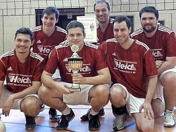 Die Jugend- und Trachtenkapelle aus Neunkirchen holte sich beim diesjährigen Volleyball-Turnier den Wanderpokal.  Foto: Erlwein