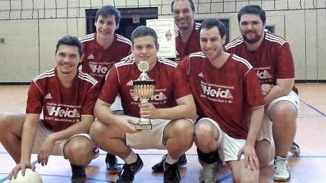 Die Jugend- und Trachtenkapelle aus Neunkirchen holte sich beim diesjährigen Volleyball-Turnier den Wanderpokal.  Foto: Erlwein
