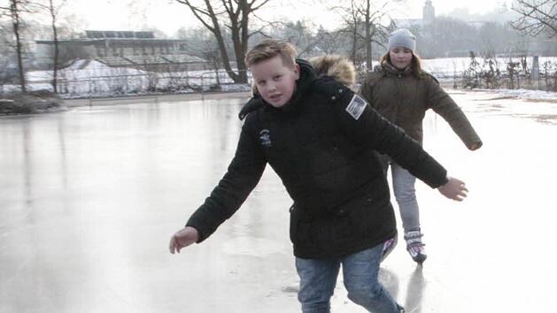 Noch etwas vorsichtig bewegen sich Maikel und Leonie auf der Eisfläche auf der Sportinsel. Schließlich sind beide lange Zeit nicht mehr auf zwei Kufen gestanden.  Foto: Josef Hofbauer