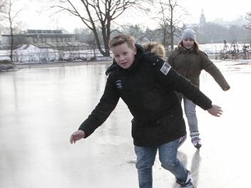 Noch etwas vorsichtig bewegen sich Maikel und Leonie auf der Eisfläche auf der Sportinsel. Schließlich sind beide lange Zeit nicht mehr auf zwei Kufen gestanden.  Foto: Josef Hofbauer