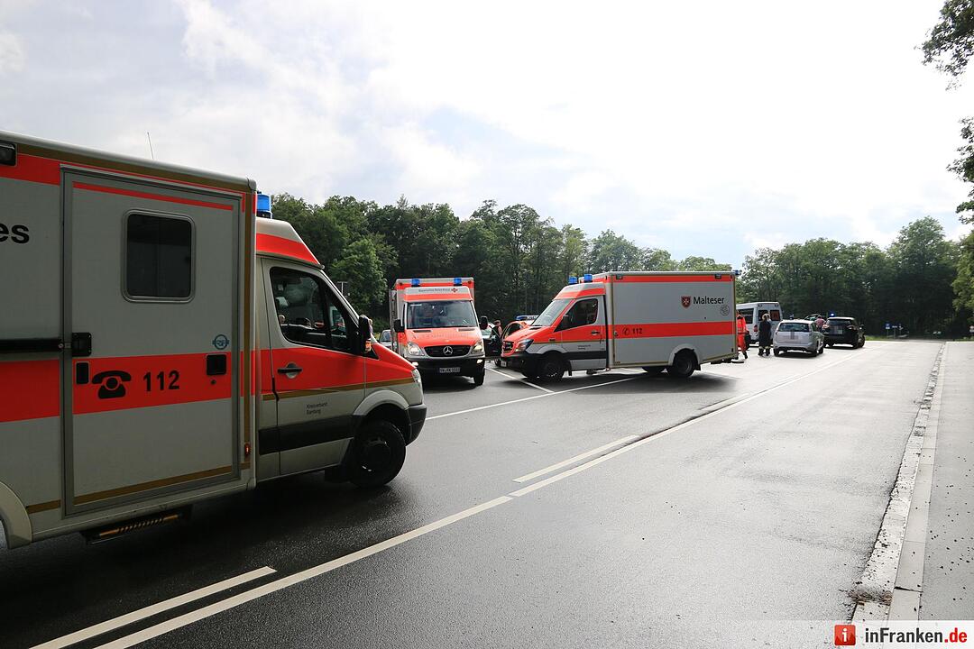 Unfall bei Ebrach: Mit Kindern besetzter Reisebus rutscht in Straßengraben