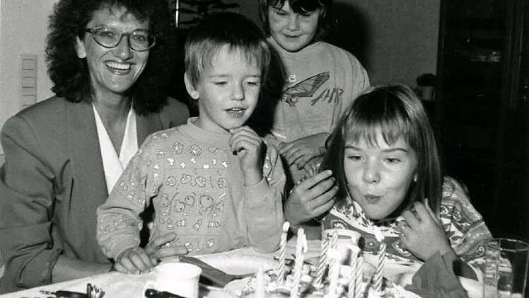 Am 7. September 1994 feierte Sabrina Pöhlmann aus Grafendobrach (rechts - zusammen mit Brüderchen Thomas und Freundin Kathrin) ihren 9. Geburtstag. Inge Aures hatte dem Mädchen tags zuvor bei ihrem Hausbesuch zur OB-Wahl versprochen, zum Kaffeetrinken zu kommen - und sie hielt Wort. Foto: BR-Archiv