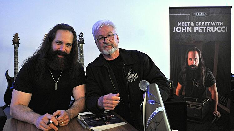 Zwei Gitarristen und ein neuer Fotograf: John Petrucci und Helmut Ölschlegel.