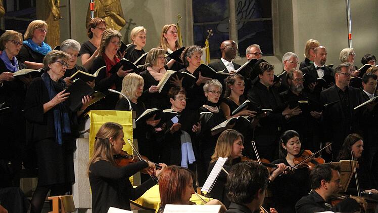 Blick in die Reihen der Streicher und Sänger