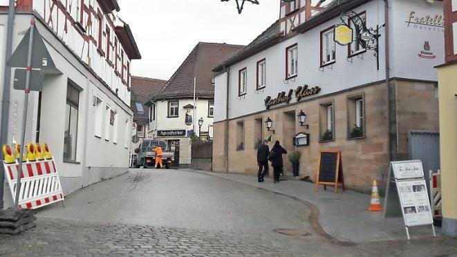 Pflaster liegt dort auch heute: Der hintere Bereich wurde mit gesägten Steinen belegt und ist damit barrierefrei.  Fotos: privat, bp