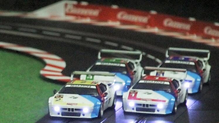 So schön zusammen standen die vier Rennautos nur vor dem Start, dann war es schwierig diese mal zusammen zu erwischen.  Fotos: Michael Busch