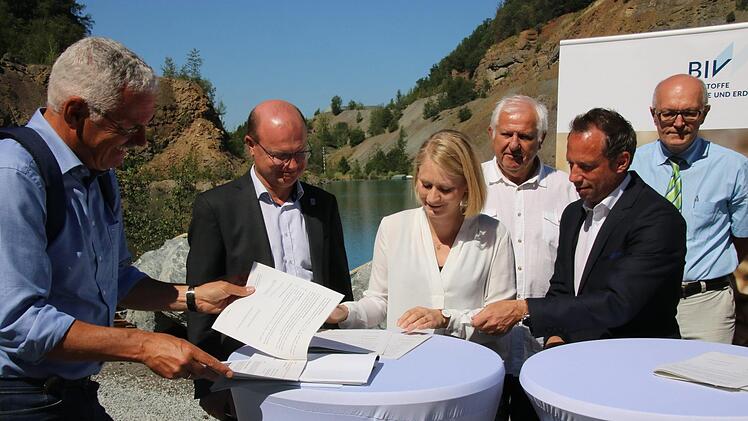 Die Geschäftsführerin Sabine Porzner-Isenrath von Porzner Natursteine aus Zapfendorf unterzeichnete ebenfalls den Vertrag "Natur auf Zeit".