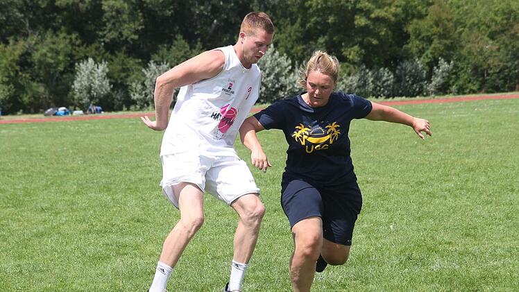 Fu&szlig;ball: Maddoranger (wei&szlig;) gegen die Ultimate Sunshine Group