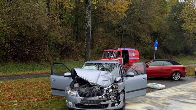 Die 52 Jahre alte Fahrerin des Skoda wurde bei dem Unfall leicht verletzt. Foto: Feuerwehr Kronach