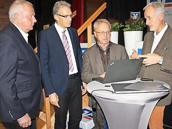 Geballtes Medizinerwissen: Dr. Gernot Habich, Prof. Dr. Martin Raithel, Dr. Peter Schmied und Klaus Sammler (von links) sprachen beim Gesundheitsabend über Impfungen und Vorsorgeuntersuchungen.  Foto: Stephan Stöckel