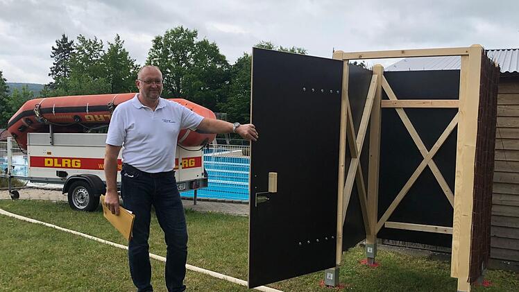 Ralf Deuerling und sein Team haben diese Umkleidekabinen als Ersatz aufgestellt.