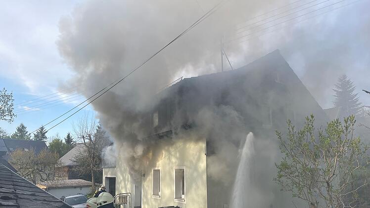 Wohnhaus steht in Brand