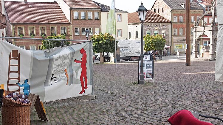 Die Schäden im Pflaster am Marktplatz sorgen für Unmut, wie in der Sitzung des Hammelburger Senioren- und Behindertenbeirats deutlich wurde.