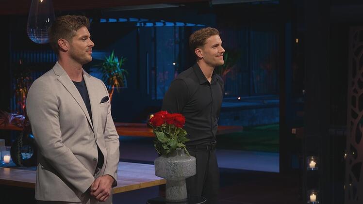 In der Nacht der Rosen müssen zwei Frauen gehen.