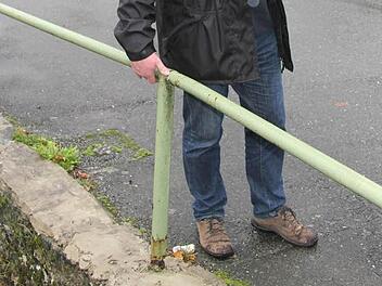 Der Zustand des Geländers an der Steinach ist für Franz-Josef Hempfling ein Problem. Er zog ein bisschen daran - und schon war es lose. Außerdem ist es zu niedrig. Foto: Sonja Adam