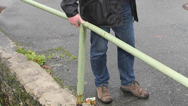 Der Zustand des Geländers an der Steinach ist für Franz-Josef Hempfling ein Problem. Er zog ein bisschen daran - und schon war es lose. Außerdem ist es zu niedrig. Foto: Sonja Adam