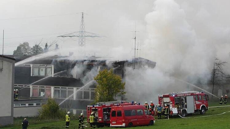 Ein Schwelbrand im Landkreis Kulmbach in einem Seitenfl&uuml;gel der ehemaligen G&ouml;&szlig;mannsreuther Volkschule hatte am Sonntagnachmittag gegen 15 Uhr verheerende Folgen. Foto: F&uuml;ge/BANDMUSEUM.de