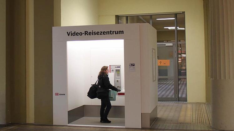 Monika Klein kauft sich im neuen Video-Reisezentrum, das mitten in die denkmalgeschützte Bad Kissinger Bahnhofshalle platziert wurde, eine Fahrkarte. Fotos: Thomas Mäuser