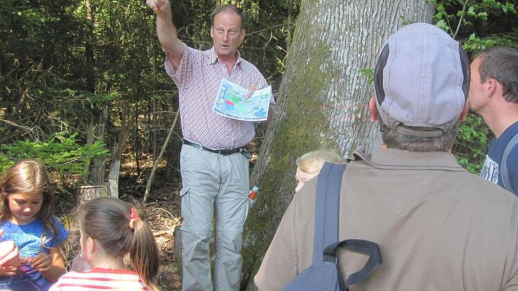 Was tun die Bayerischen Staatsforsten für den Naturschutz im Wald, und was geschieht mit den neu ausgewiesenen Kernzonen des Biosphärenreservates? Diese Fragen beantwortete Revierleiter Arnulf Schöberl eingehend bei der Exkursion des Bund Naturschutz.  Foto: Oswald Türbl