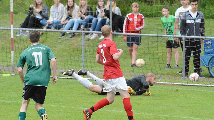 Die Entscheidung. Simon Denner (DJK Weichtungen, links) schließt zum 2:0 ab. Hausens Christoph Schmück und Keeper Sebastian Fichtl haben das Nachsehen. Foto: ssp