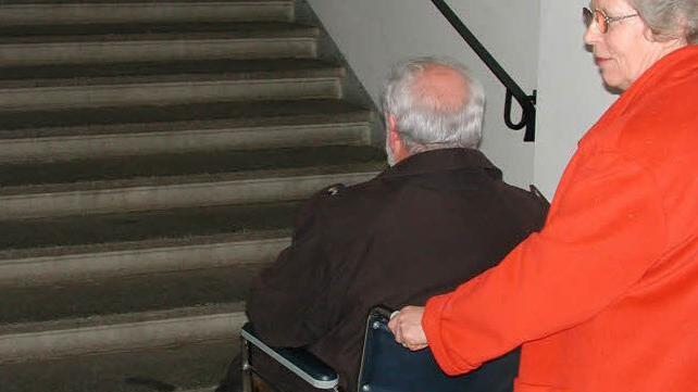 Schon im Jahr 2001 hatte der Seniorenbeirat den damaligen Bürgermeister Eugen Albert in einen Rollstuhl gesetzt, um zu demonstrieren, wie schwer es Rolli-Fahrer in der Stadt haben.Foto: Heike Beudert