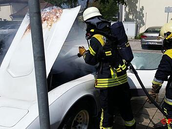 Am Samstagnachmittag (6. Mai) ist in Werneck ein Oldtimer ausgebrannt. Foto: Stützpunktfeuerwehr Werneck