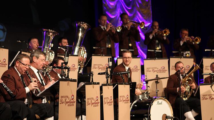 "Egerländer Musikanten - Das Original" war zu Gast in der Nordhalbener Nordwaldhalle und erfreute dabei die Zuhörer mit einen bunt gemixten Programm.