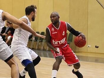 In seinem ersten Spiel im Trikot von Brose Bamberg gelangen Neuzugang Tyrese Rice (rechts) zehn Punkte und fünf Assists. Foto: pr