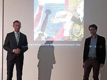 Franz Matthias Kammel (links) berichtete über den Künstler Veit Stoß, der auch in Münnerstadt gelebt hat. Er steht mit Nicolas Zenzen vor dem Plakat für die kommende Münchner Ausstellung.  Foto: Hartmut Hessel