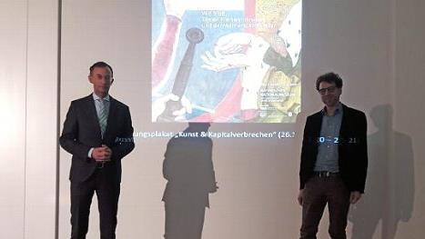 Franz Matthias Kammel (links) berichtete über den Künstler Veit Stoß, der auch in Münnerstadt gelebt hat. Er steht mit Nicolas Zenzen vor dem Plakat für die kommende Münchner Ausstellung.  Foto: Hartmut Hessel